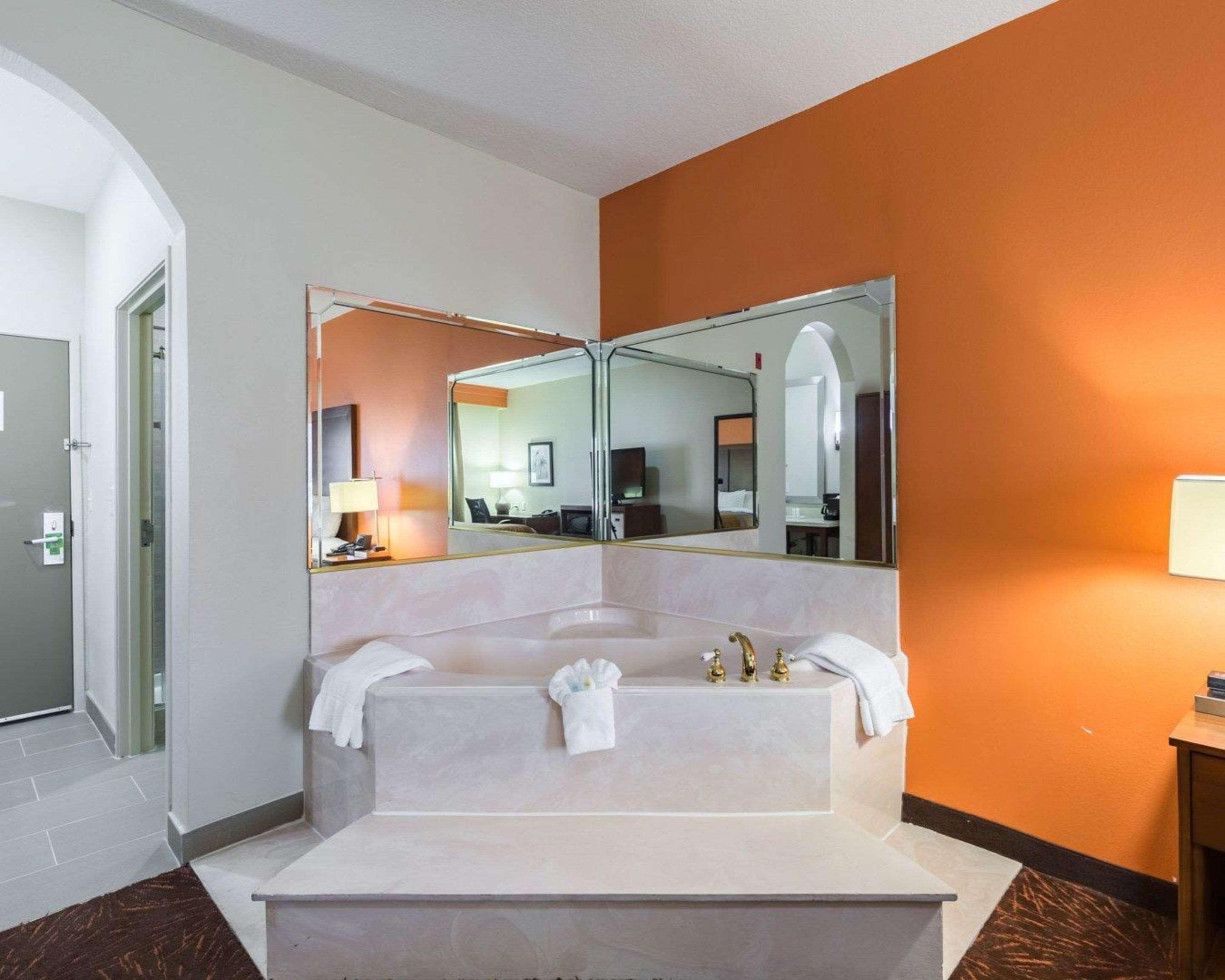 Econo Lodge Inn & Suites East Houston I-10 Exteriör bild
