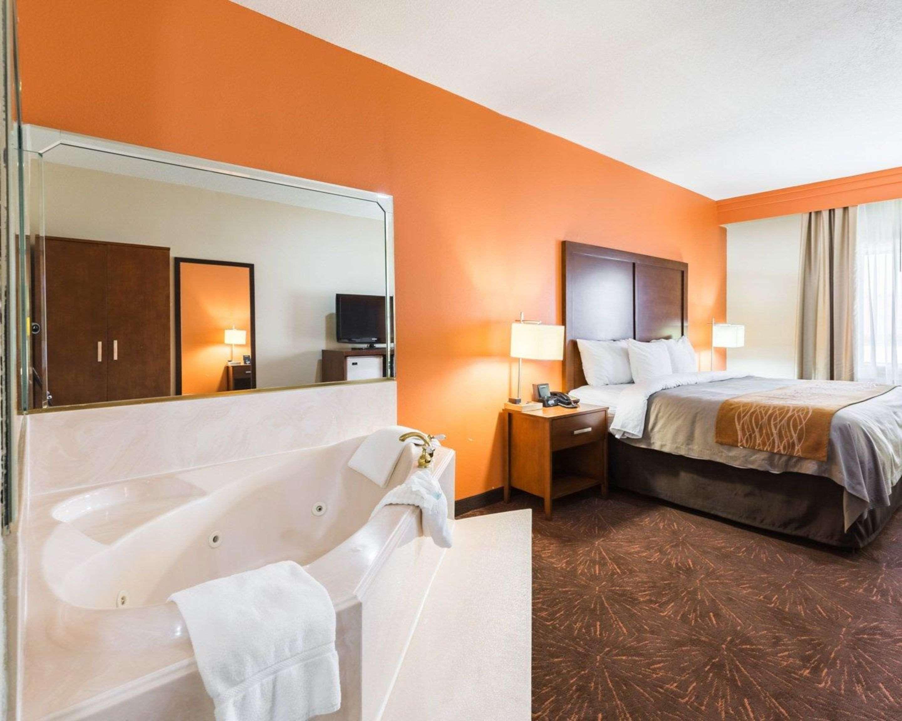 Econo Lodge Inn & Suites East Houston I-10 Exteriör bild