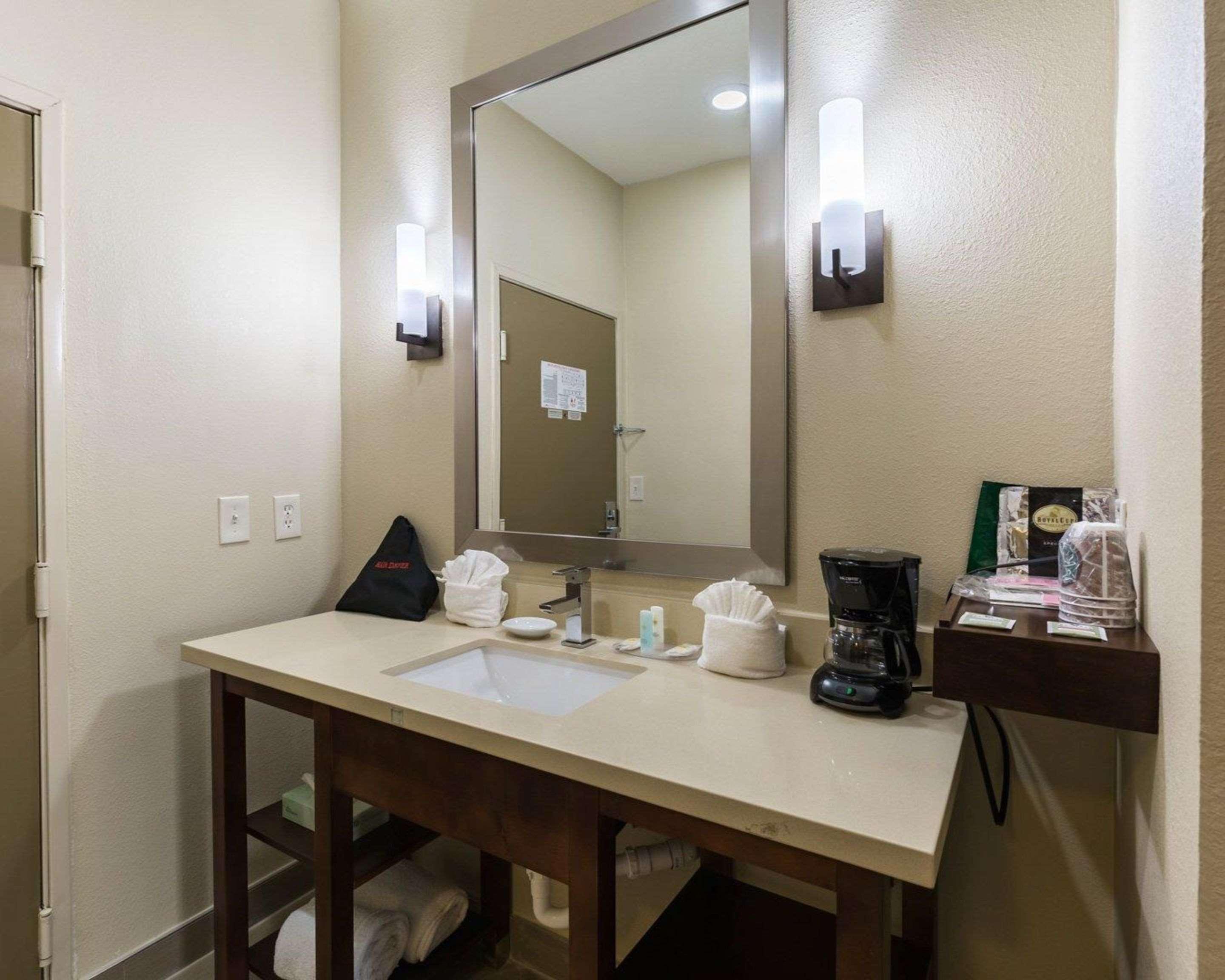 Econo Lodge Inn & Suites East Houston I-10 Exteriör bild