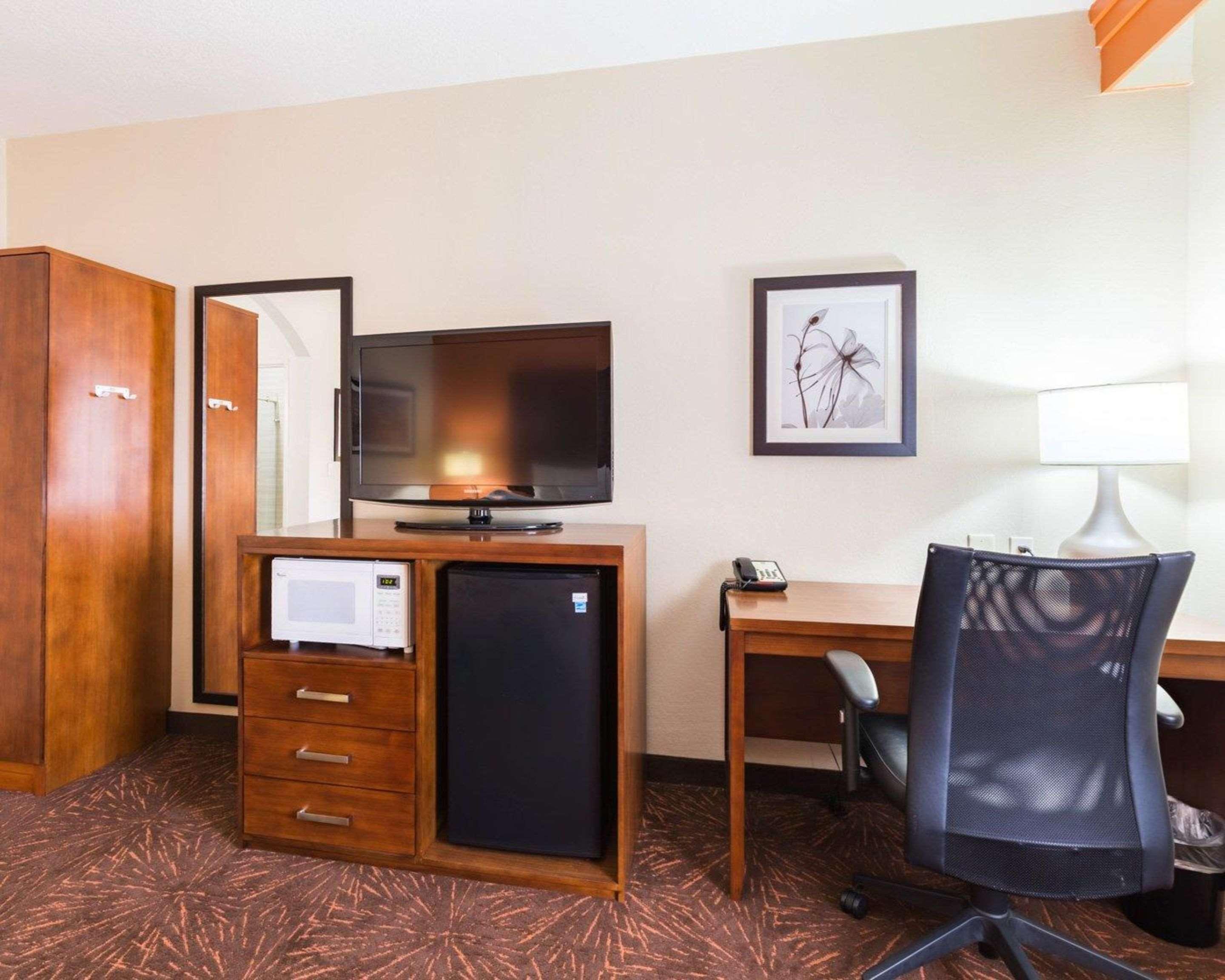 Econo Lodge Inn & Suites East Houston I-10 Exteriör bild