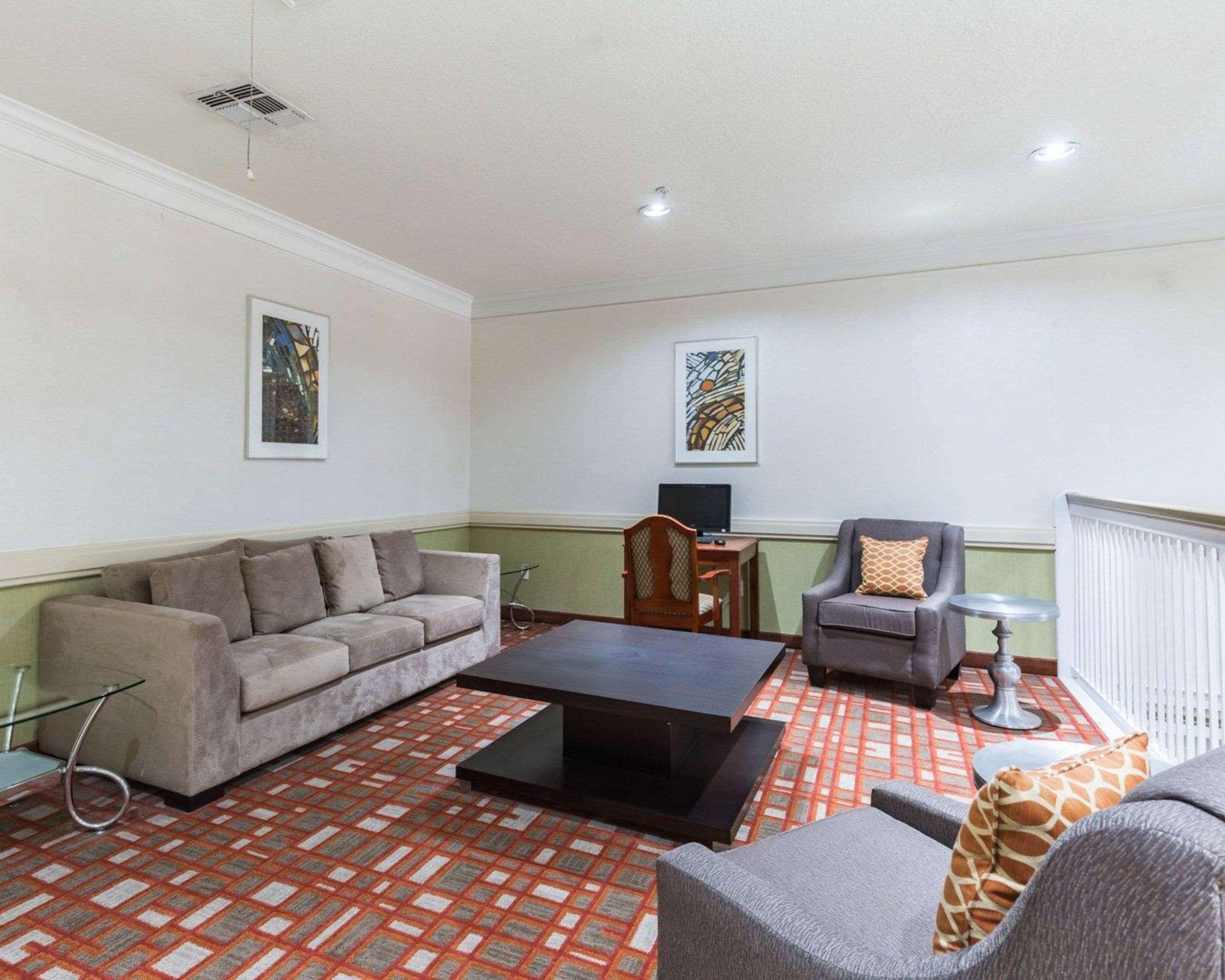 Econo Lodge Inn & Suites East Houston I-10 Exteriör bild