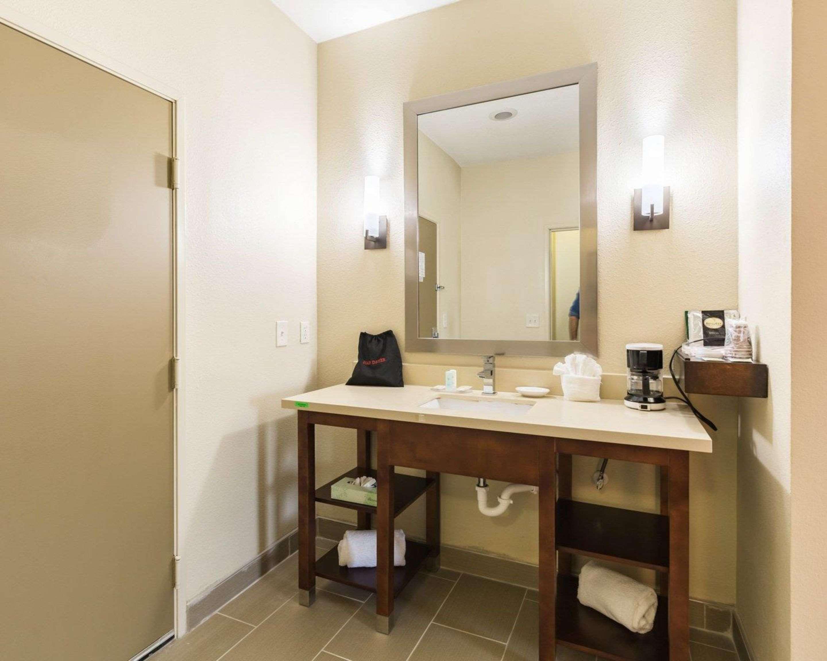 Econo Lodge Inn & Suites East Houston I-10 Exteriör bild
